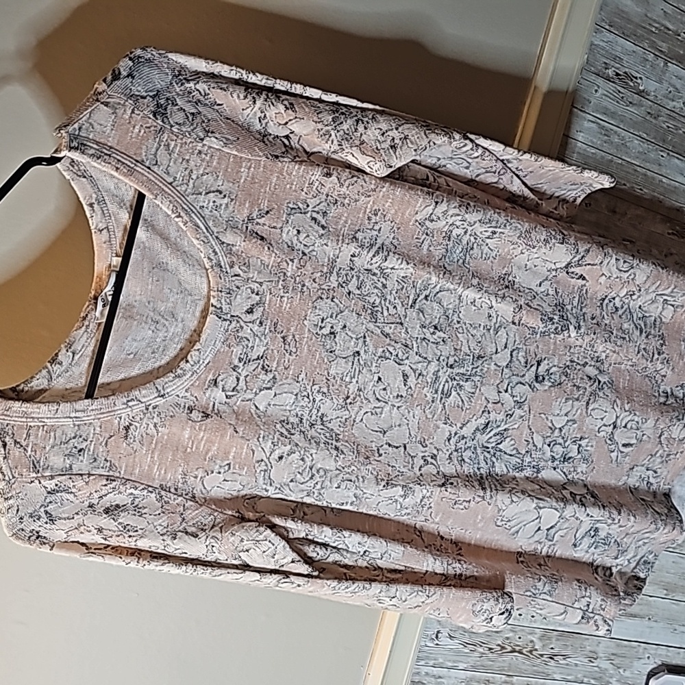 🟠B7🔹️Button Back Blouse Pink Floral Print